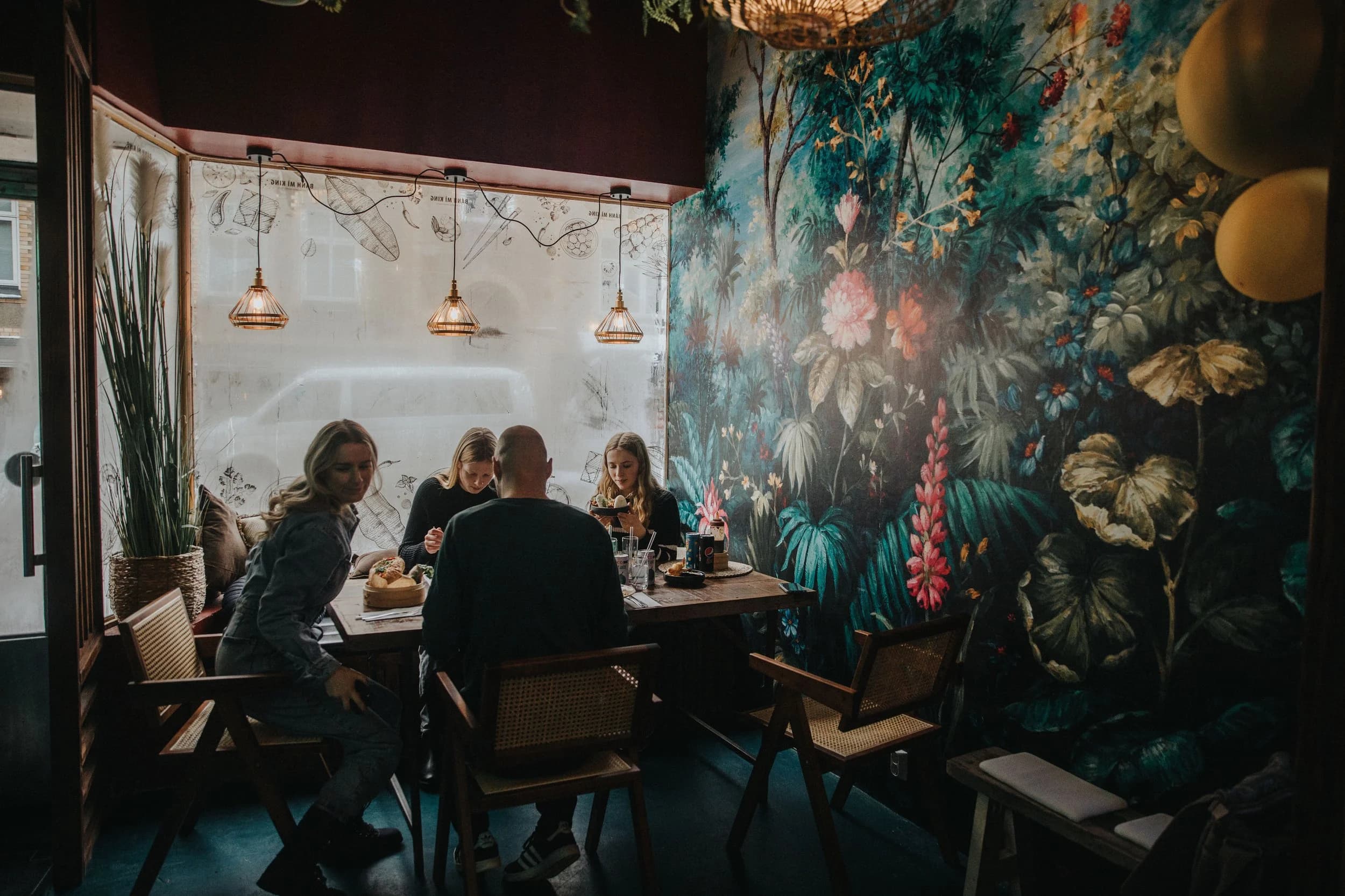 Gäster äter tillsammans på Bánh Mì King i Helsingborg